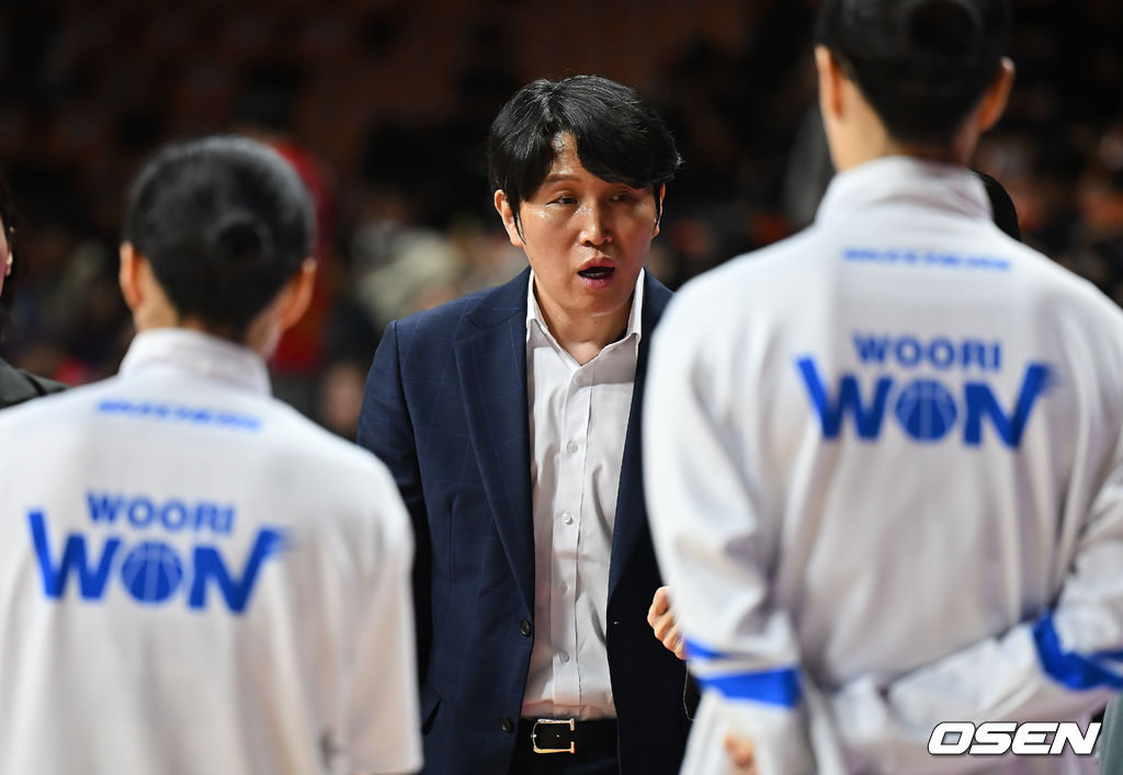 19일 부산 사직실내체육관에서 BNK금융 2025~2026 여자프로농구 부산 BNK와 아산 우리은행의 경기가 열렸다. 시즌 첫 3연승을 달리고 있는 부산 BNK와 아산 우리은행이 연승 행진을 이어가기 위해 맞대결을 펼친다.아산 우리은행 위성우 감독이 작전 지시를 하고 있다. 2025.12.19 / foto0307@osen.co.kr