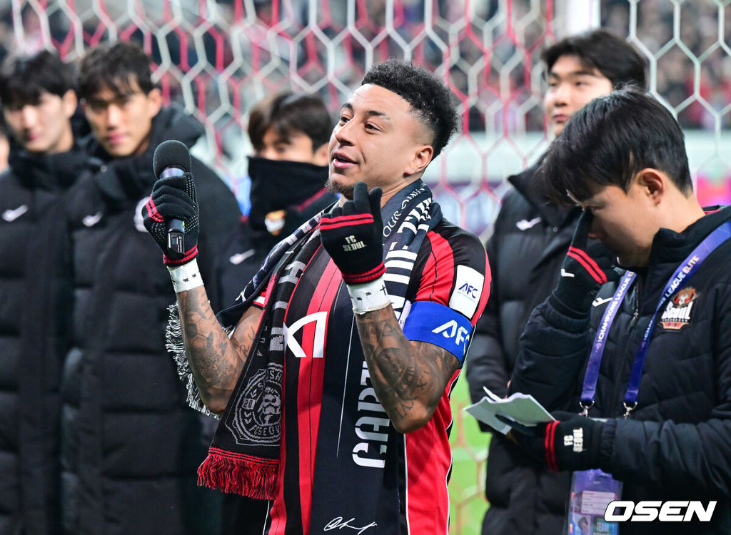 제시 린가드(33, 서울)의 라스트 댄스는 무승부로 끝났다. FC서울은 10일 오후 서울월드컵경기장에서 2025~2026시즌 아시아축구연맹(AFC) 챔피언스리그 엘리트(ACLE) 리그 스테이지에서 린가드의 선제골이 터졌지만 지키지 못하고 멜버른 시티와 1-1로 비겼다. 서울(2승3무1패, 승점 9)은 5위로 밀렸다. 멜버른 스티(3승1무2패, 승점 10점)는 4위다. 경기종료 후 FC서울 린가드 고별행사에서 린가드가 팬들에게 하트를 보이고 있다.  2025.12.10 / soul1014@osen.co.kr