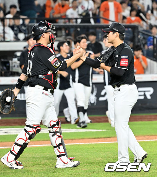 [OSEN=대전, 민경훈 기자] 7일 대전 한화생명볼파크에서 ‘2025 신한 SOL Bank KBO리그’ 한화 이글스와 KT 위즈의 경기가 열렸다. 이 경기에서 KT는 강백호의 9회 역전 홈런에 힘입어 한화에 5-4 역전승을 거뒀다. 2승1패 위닝시리즈를 따낸 KT는 52승51패4무(승률 .505)를 마크했다.60승40패3무(승률 .600)가 된 한화는 이날 잠실 두산전을 승리한 LG(63승41패2무 승률 .606)에 다시 1위 자리를 내주며 2위로 내려앉았다.&nbsp;경기를 마치고 KT 박영현과 장성우가 하이파이브를 하고 있다. 2025.08.07 / rumi@osen.co.kr