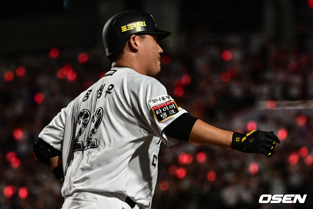 3일 오후 수원KT위즈파크에서 ‘2025 신한 SOL BANK KBO리그’ KT 위즈와 롯데 자이언츠의 경기가 진행됐다.이날 경기에 KT는 헤이수스, 롯데는 감보아를 선발투수로 내세웠다. 6회말 2사 2루 KT 장성우가 투런 홈런을 날린 뒤 베이스를 돌고 있다. 5회 솔로 홈런에 이은 연타석 홈런. 2025.09.03 /cej@osen.co.kr