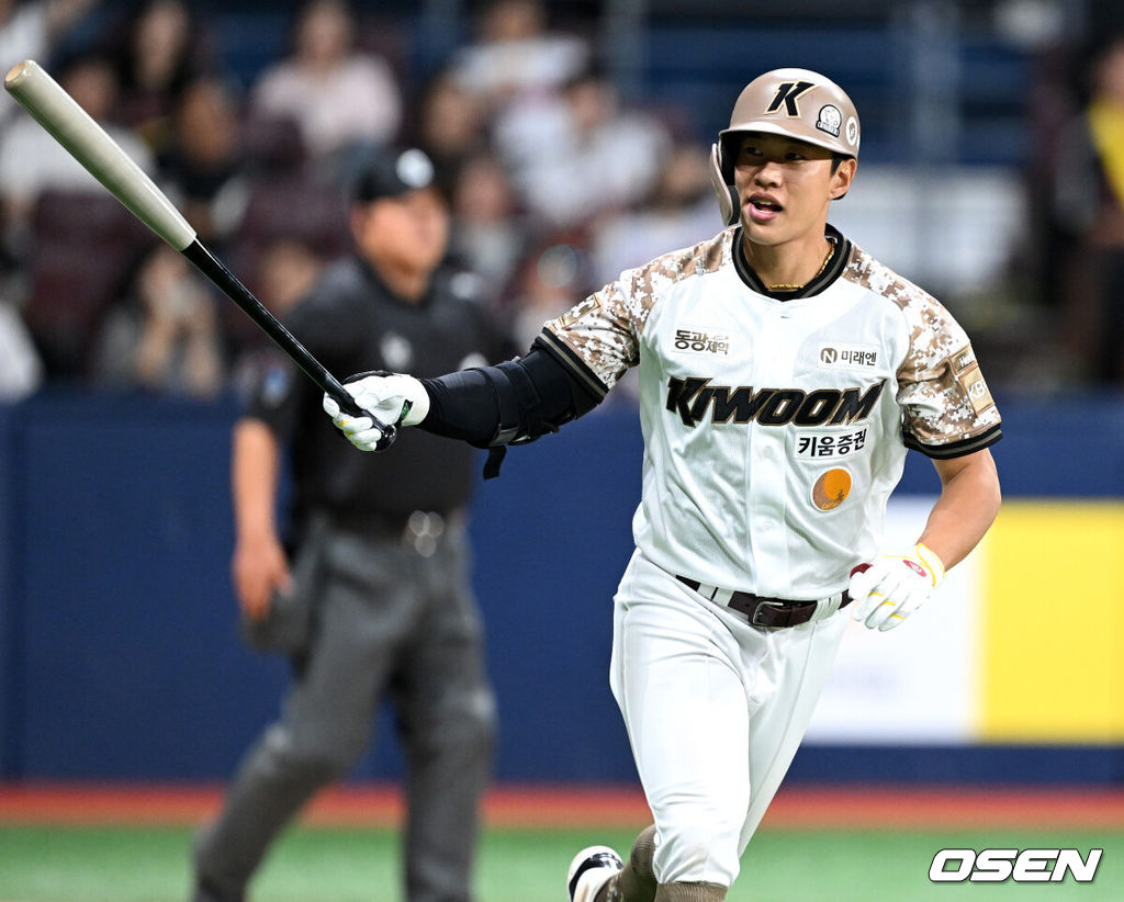 프로야구 키움 히어로즈가 극적인 끝내기 승리로 3연승을 질주했다. 키움은 6일 서울 고척스카이돔에서 열린 ‘2025 신한은행 SOL Bank KBO리그’은 LG 트윈스와의 경기에서 2-1로 승리했다. 10회말 끝내기 홈런을 기록한 키움 송성문이 환호하고 있다. 2025.06.06 /sunday@osen.co.kr