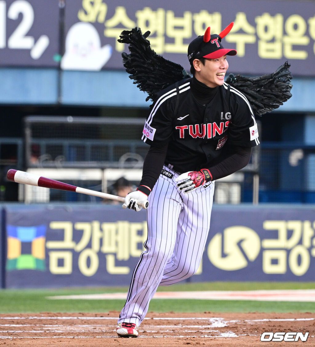 프로야구 LG 트윈스가 22일 서울 잠실구장에서 ‘2025 러브기빙 페스티벌 with 챔피언십’을 개최했다.이번 행사는 2008년 ‘LG 트윈스 러브페스티벌’로 야구 꿈나무들을 위한 후원행사로 시작해, 2017년부터 ‘러브기빙데이’로 이름을 바꿔 팬과 선수단이 함께하는 자선행사다.팀 관우 홍창기가 출루하고 있다. 2025.11.22 /cej@osen.co.kr