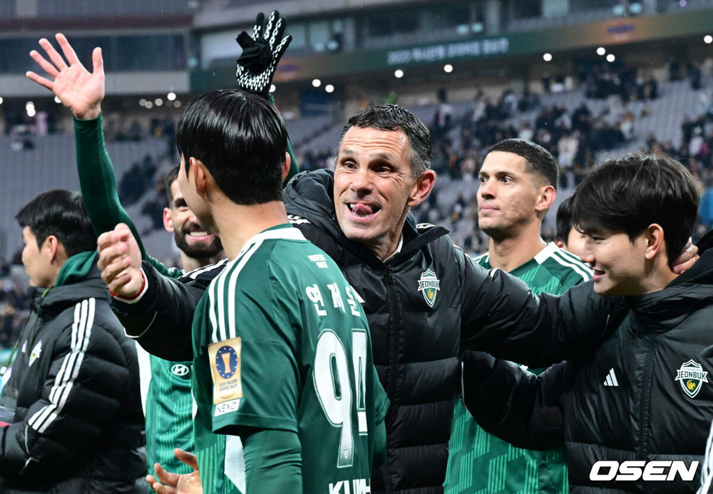 전북현대가 끝내 정상에 섰다. 연장전 혈투 끝에 광주FC를 2-1로 꺾고 2025 하나은행 코리아컵 우승을 차지했다. 120분 동안 퇴장·부상·논란 상황이 뒤섞인 결승전이었지만, 마지막에 웃은 팀은 전북이었다.전북현대는 6일 오후 1시 30분 서울월드컵경기장에서 열린 2025 하나은행 코리아컵 결승전에서 광주FC와 맞붙어 2-1로 승리했다.K리그1 우승에 이어 코리아컵 우승까지 더블을 이뤄낸 전북의 포옛 감독이 기뻐하고 있다.  2025.12.06 /cej@osen.co.kr