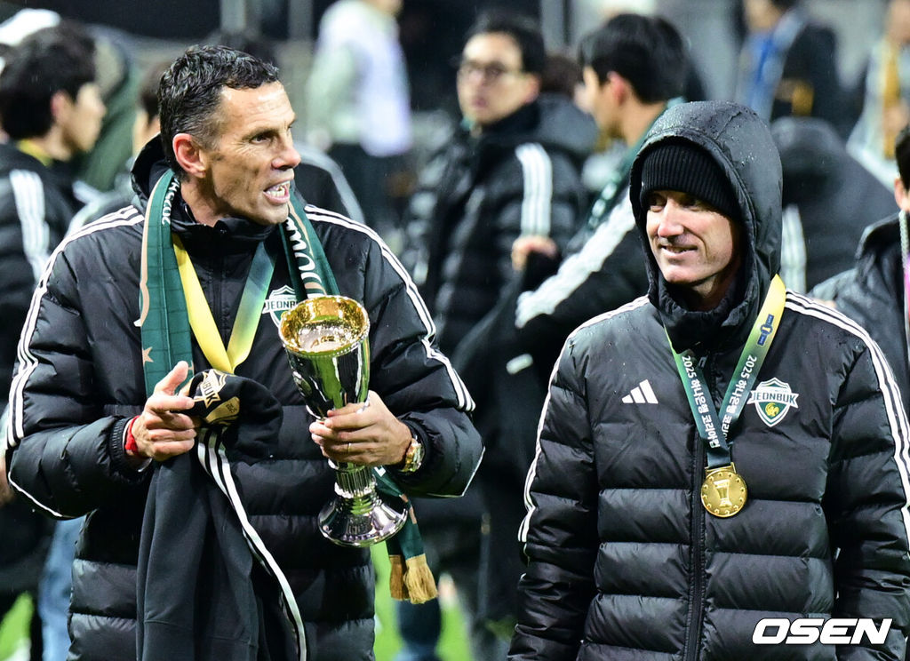 전북현대가 끝내 정상에 섰다. 연장전 혈투 끝에 광주FC를 2-1로 꺾고 2025 하나은행 코리아컵 우승을 차지했다. 120분 동안 퇴장·부상·논란 상황이 뒤섞인 결승전이었지만, 마지막에 웃은 팀은 전북이었다.전북현대는 6일 오후 1시 30분 서울월드컵경기장에서 열린 2025 하나은행 코리아컵 결승전에서 광주FC와 맞붙어 2-1로 승리했다.K리그1 우승에 이어 코리아컵 우승까지 더블을 이뤄낸 전북의 포옛 감독(왼쪽)이 타노스 코치와 기뻐하고 있다.  2025.12.06 /cej@osen.co.kr