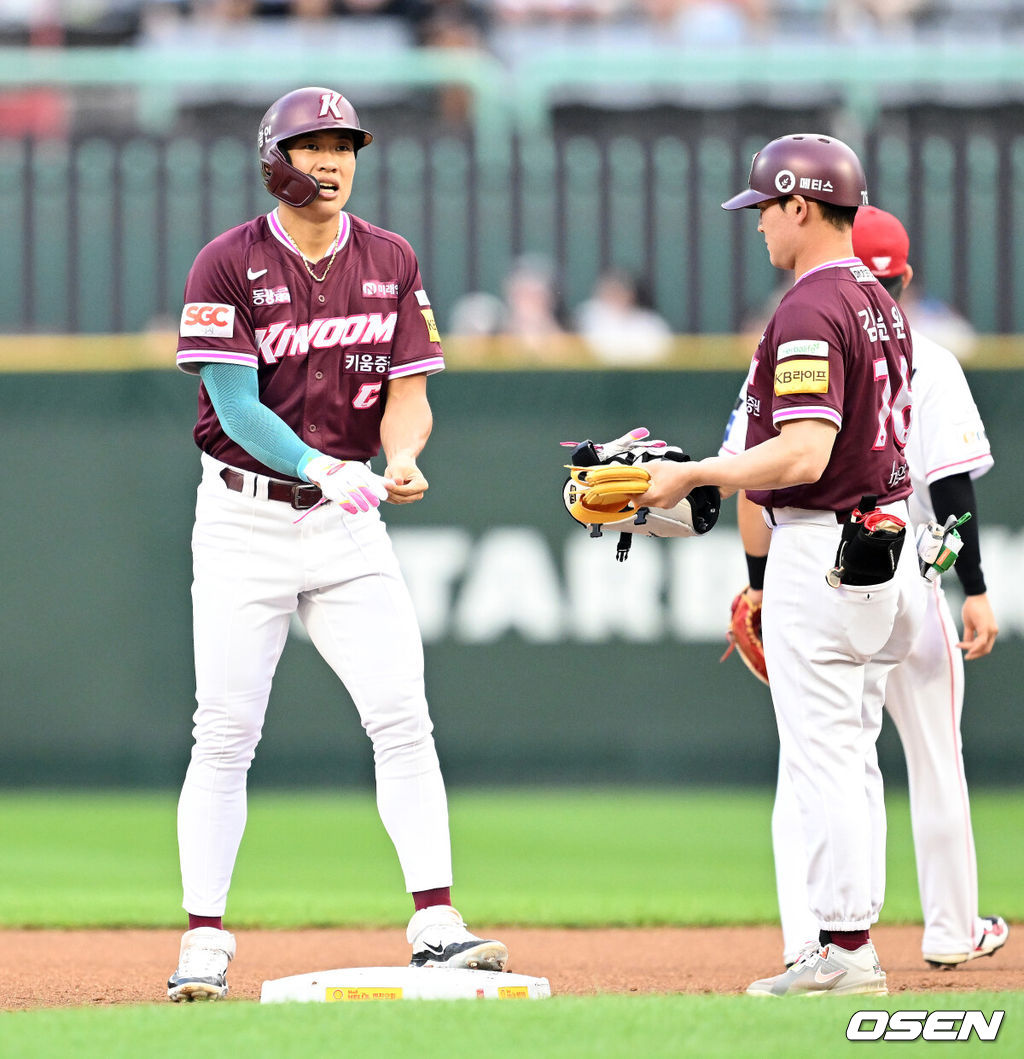 31일 오후 인천 SSG랜더스필드에서 2025 신한 SOL Bank KBO리그 SSG 랜더스와 키움 히어로즈의 경기가 열렸다.SSG는 앤더슨, 키움은 김연주를 선발 투수로 내세웠다.1회초 무사에서 키움 송성문이 좌전 2루타를 치고 타임을 외치고 있다. 2025.07.31 /sunday@osen.co.kr