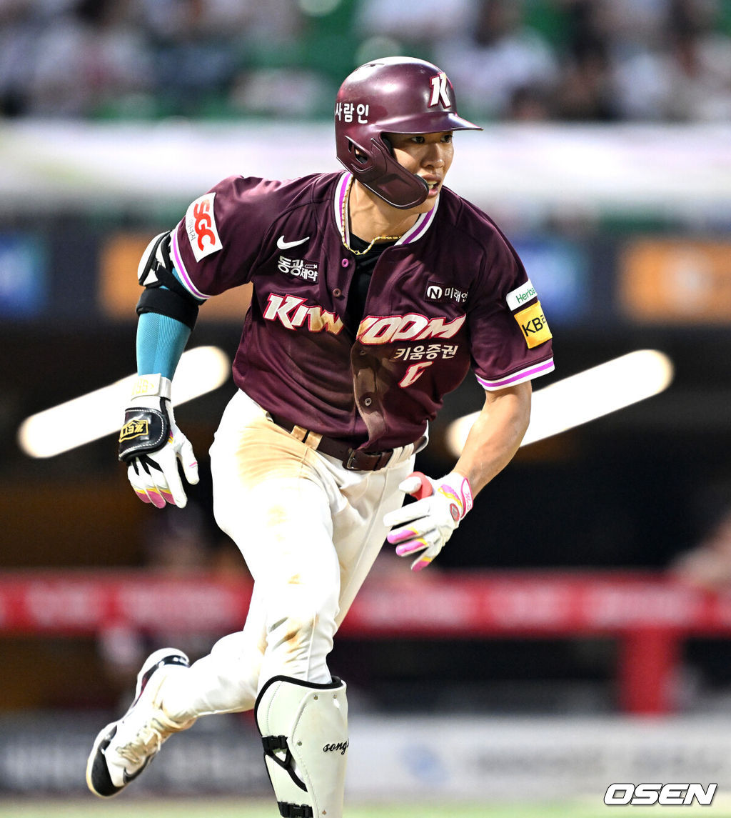 30일 오후 인천 SSG랜더스필드에서 2025 신한 SOL Bank KBO리그 SSG 랜더스와 키움 히어로즈의 경기가 열렸다.SSG는 문승원, 키움은 정현우를 선발 투수로 내세웠다.5회초 무사에서 키움 송성문이 좌중간 2루타를 치고 그라운드를 달리고 있다. 2025.07.30 /sunday@osen.co.kr