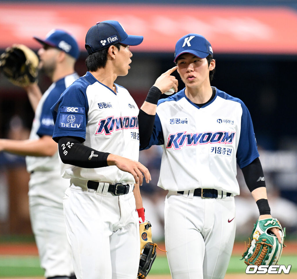 15일 오후 서울 고척스카이돔에서 ‘2024 신한 SOL Bank KBO리그’ 키움 히어로즈와 두산 베어스의 경기가 열렸다.키움은 헤이수스, 두산은 김동주를 선발로 내세웠다.2회초 무사 1루에서 키움 송성문과 김혜성이 두산 전민재 타석때 번트 수비에 대해 이야기를 하고 있다. 2024.06.15 /sunday@osen.co.kr