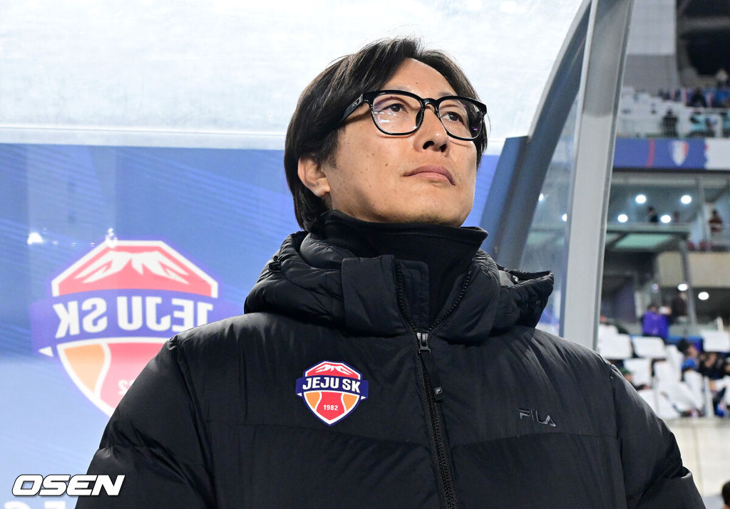 3일 오후 경기도 수원월드컵경기장에서 ‘K리그 승강 플레이오프(PO)’ 1차전 수원 삼성과 제주 SK의 경기가 열렸다.K리그1 11위인 제주와 K리그2 2위인 수원의 격돌이다. 1부리그의 주인공을 정하는 이번 승강 PO는 홈 앤드 어웨이 방식으로 치러진다. 3일 수원에서 1차전을 치른 뒤 7일 제주월드컵경기장으로 장소를 옮겨 2차전을 벌인다.경기를 앞두고 제주 김정수 감독대행이 피치를 바라보고 있다. 2025.12.03 / dreamer@osen.co.kr