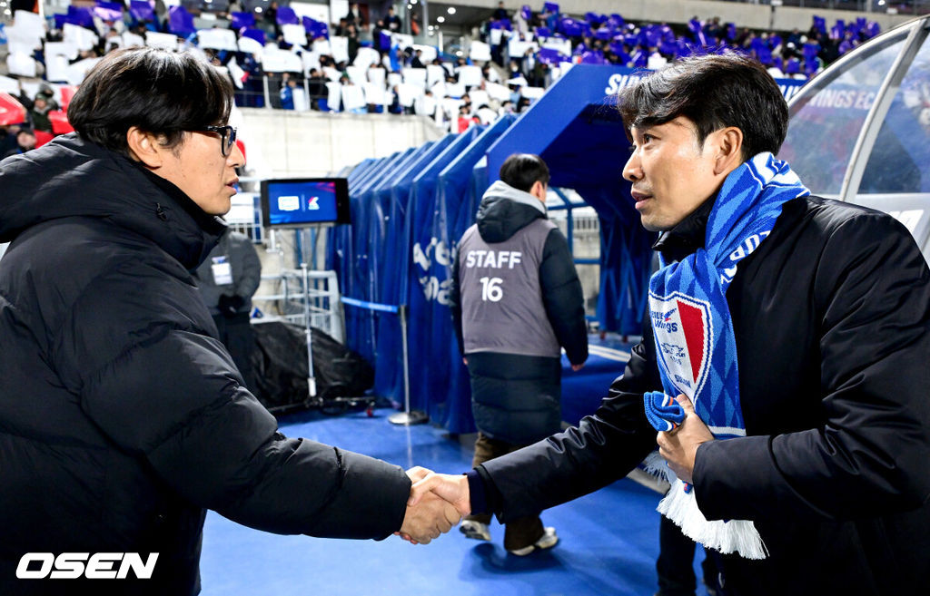 3일 오후 경기도 수원월드컵경기장에서 ‘K리그 승강 플레이오프(PO)’ 1차전 수원 삼성과 제주 SK의 경기가 열렸다.K리그1 11위인 제주와 K리그2 2위인 수원의 격돌이다. 1부리그의 주인공을 정하는 이번 승강 PO는 홈 앤드 어웨이 방식으로 치러진다. 3일 수원에서 1차전을 치른 뒤 7일 제주월드컵경기장으로 장소를 옮겨 2차전을 벌인다.경기를 앞두고 수원 변성환 감독과 제주 김정수 감독대행이 인사를 나누고 있다. 2025.12.03 / dreamer@osen.co.kr