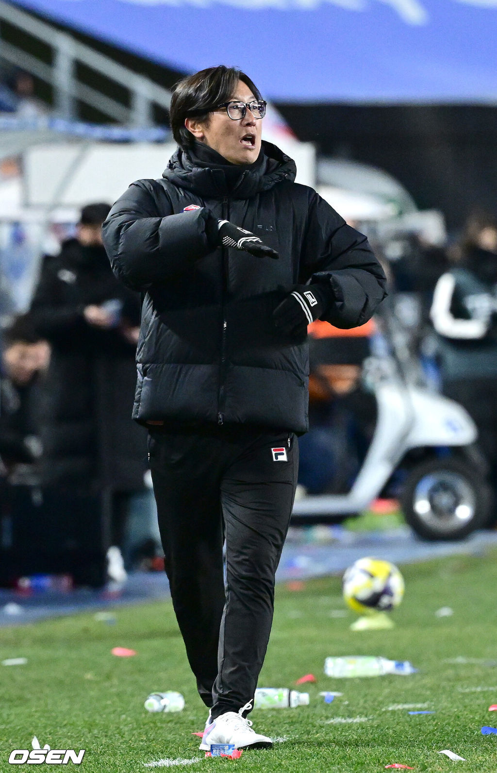 3일 오후 경기도 수원월드컵경기장에서 ‘K리그 승강 플레이오프(PO)’ 1차전 수원 삼성과 제주 SK의 경기가 열렸다.이날 경기는 제주가 1-0으로 승리하며 잔류에 청신호를 켰다.후반 제주 김정수 감독대행이 작전지시를 내리고 있다. 2025.12.03 / dreamer@osen.co.kr