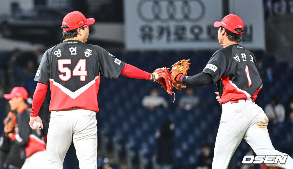 22일 창원 NC파크에서 ‘2022 신한은행 SOL KBO리그’ NC 다이노스와 KIA 타이거즈의 경기가 열렸다. KIA 타이거즈 양현종이 5회말 NC 다이노스 박민우를 유격수 땅볼로 잡고 박찬호와 하이파이브를 하고 있다. 2022.09.22 / foto0307@osen.co.kr