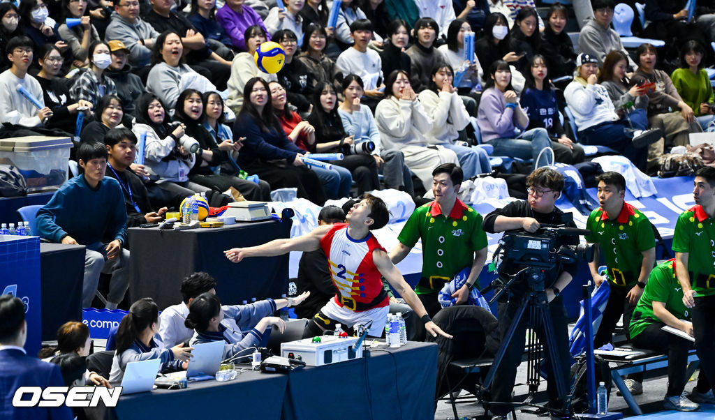 료헤이 디그된 공을 쫓아가는 한선수