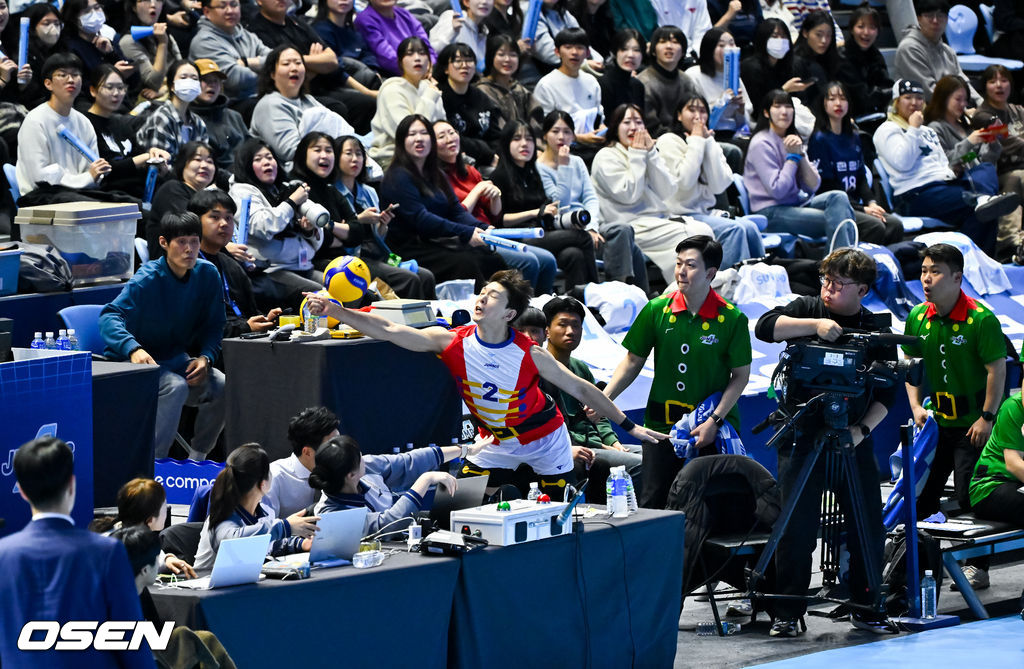 심판석까지 달려들며 공 살려내는 한선수 