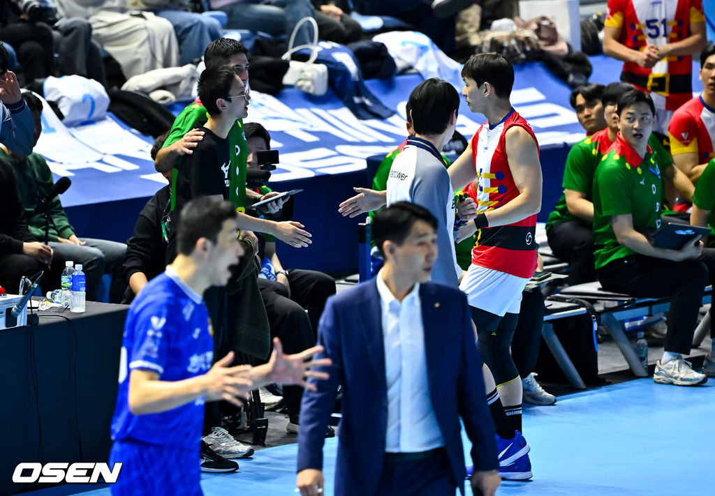 점수 나고 경기가 중단되서야 코트 밖으로 나와 사과하는 한선수