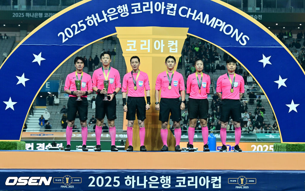 전북현대가 끝내 정상에 섰다. 연장전 혈투 끝에 광주FC를 2-1로 꺾고 2025 하나은행 코리아컵 우승을 차지했다. 120분 동안 퇴장·부상·논란 상황이 뒤섞인 결승전이었지만, 마지막에 웃은 팀은 전북이었다.전북현대는 6일 오후 1시 30분 서울월드컵경기장에서 열린 2025 하나은행 코리아컵 결승전에서 광주FC와 맞붙어 2-1로 승리했다.심판상을 받은 심판진이 포즈를 취하고 있다. 2025.12.06 /cej@osen.co.kr
