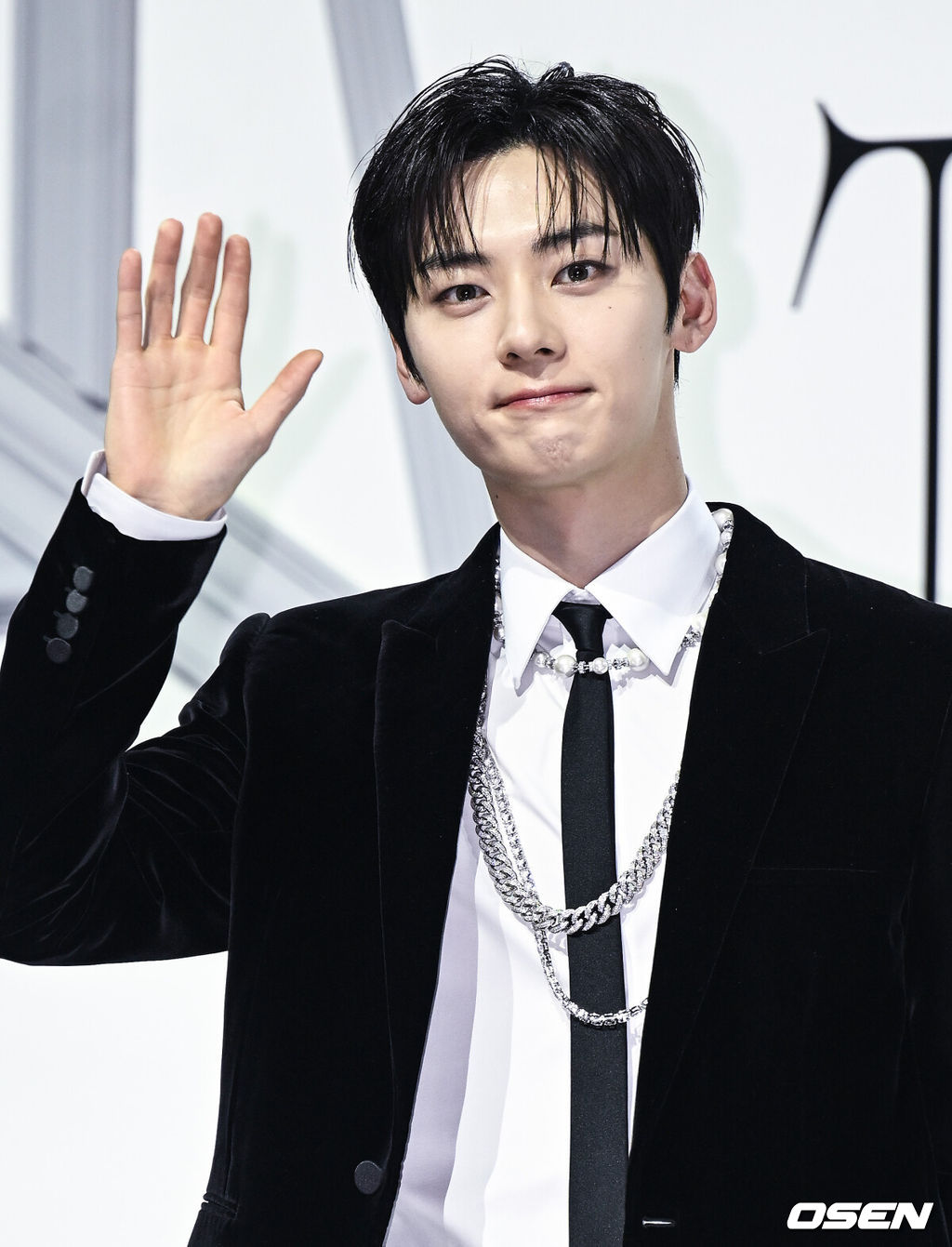 27일 오후 서울 광진구 예스24라이브홀에서 가수 황민현의 미니 1집 앨범 ’Truth or Lie’ 발매 기념 쇼케이스가 열렸다. 가수 황민현이 포토타임을 갖고 있다. 2023.02.27 /ksl0919@osen.co.kr