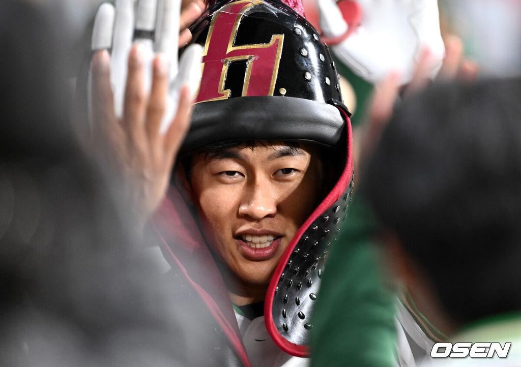 27일 오후 서울 고척스카이돔에서 2025 신한 SOL Bank KBO리그 키움 히어로즈와 삼성 라이온즈의 경기가 열렸다.키움은 정현우, 삼성은 최원태를 선발 투수로 내세웠다.8회말 2사 1루에서 키움 송성문이 우중월 투런 홈런을 치고 더그아웃에서 환호하고 있다. 2025.06.27 /sunday@osen.co.kr