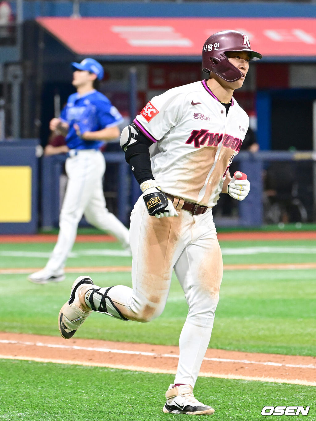 29일 오후 서울 고척스카이돔에서 2025 신한 SOL Bank KBO리그 키움 히어로즈와 삼성 라이온즈의 경기가 열렸다.키움은 웰스, 삼성은 이승현을 선발 투수로 내세웠다.5회말 무사 1, 3루 키움 송성문이 3점 홈런을 날린 뒤 그라운드를 돌고 있다. 2025.06.29 / ksl0919@osen.co.kr