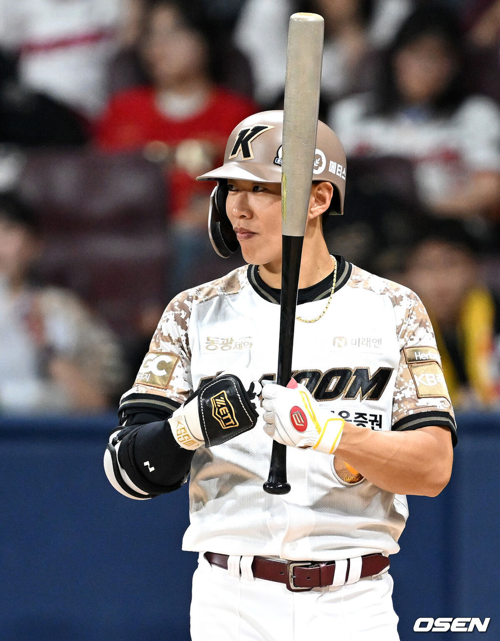 26일 오후 서울 고척스카이돔에서 2025 신한 SOL Bank KBO리그 키움 히어로즈와 KIA 타이거즈의 경기가 열렸다.키움은 하영민, KIA는 김건국을 선발 투수로 내세웠다.9회말 2사 2루에서 키움 송성문이 KIA 정해영을 향해 주먹을 맞대고 있다. 2025.06.26 /sunday@osen.co.kr