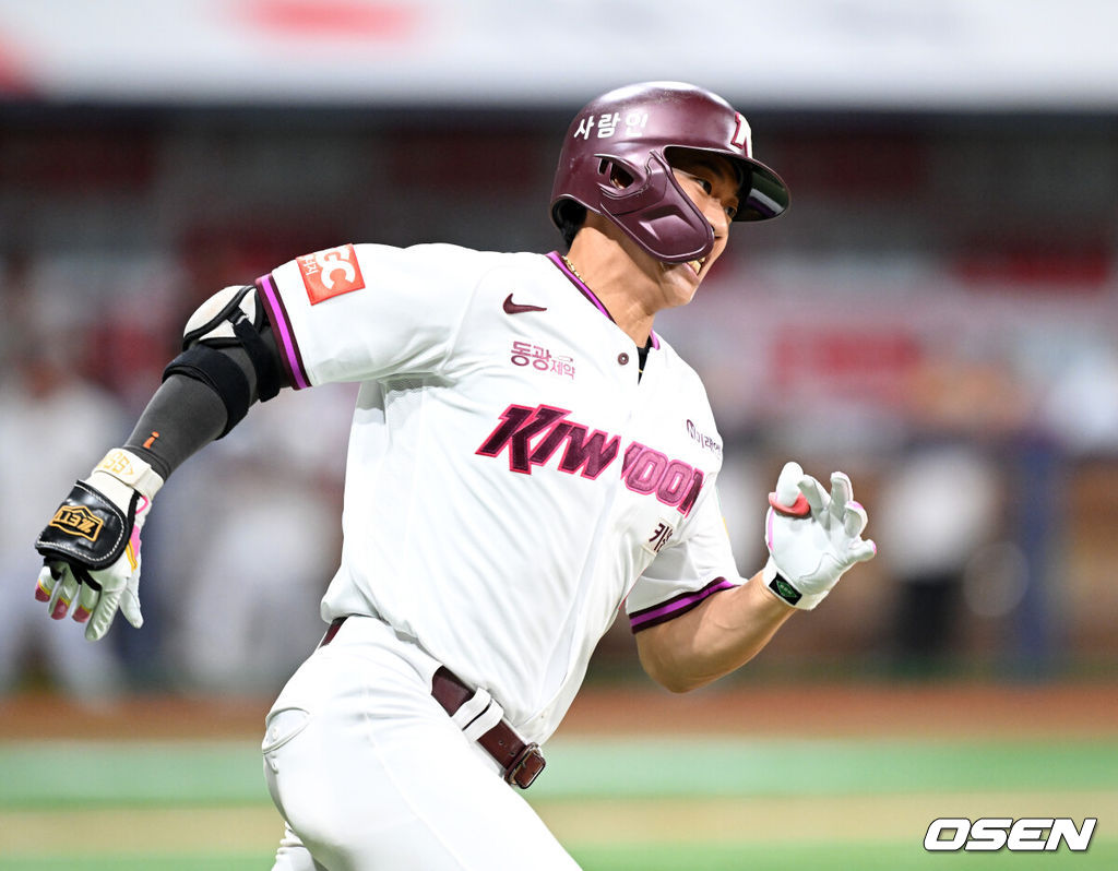 9일 오후 서울 고척스카이돔에서 2025 신한 SOL Bank KBO리그 키움 히어로즈와 LG 트윈스의 경기가 열렸다.키움은 알칸타라, LG는 톨허스트를 선발 투수로 내세웠다.6회말 무사 1,2루에서 키움 송성문이 우전 적시 2루타를 치고 그라운드를 달리고 있다. 2025.09.09 /sunday@osen.co.kr