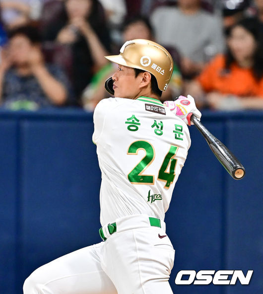 [OSEN=고척, 박준형 기자] 28일 오후 서울 고척스카이돔에서 ‘2025 신한 SOL BANK KBO리그’ 키움 히어로즈와 한화 이글스의 경기가 진행됐다.이날 키움은 하영민을, 한화는 폰세를 선발투수로 내세웠다.5회말 무사 1루 키움 송성문이 안타를 날리고 있다. 2025.08.28 / soul1014@osen.co.kr