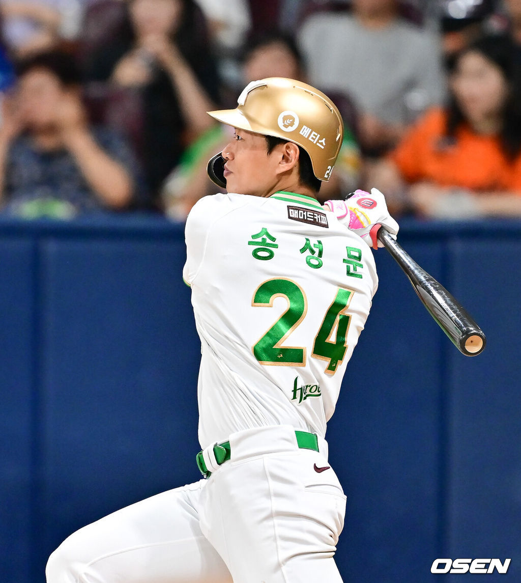 28일 오후 서울 고척스카이돔에서 ‘2025 신한 SOL BANK KBO리그’ 키움 히어로즈와 한화 이글스의 경기가 진행됐다.이날 키움은 하영민을, 한화는 폰세를 선발투수로 내세웠다.5회말 무사 1루 키움 송성문이 안타를 날리고 있다. 2025.08.28 / soul1014@osen.co.kr
