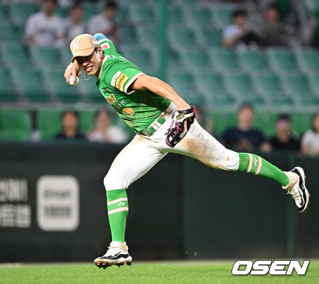 [OSEN=인천, 이대선 기자] 14일 오후 인천 SSG랜더스필드에서 2025 신한 SOL Bank KBO리그 SSG 랜더스와 키움 히어로즈의 경기가 열렸다.SSG는 문승원, 키움은 알칸타라를 선발 투수로 내세웠다.5회말 2사 3루에서 키움 송성문이 SSG 김성현의 번트 타구를 잡아 아웃처리하고 있다.  2025.08.14 /sunday@osen.co.kr