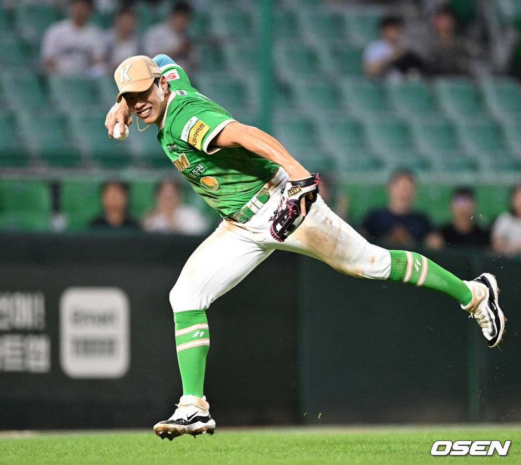 14일 오후 인천 SSG랜더스필드에서 2025 신한 SOL Bank KBO리그 SSG 랜더스와 키움 히어로즈의 경기가 열렸다.SSG는 문승원, 키움은 알칸타라를 선발 투수로 내세웠다.5회말 2사 3루에서 키움 송성문이 SSG 김성현의 번트 타구를 잡아 아웃처리하고 있다.  2025.08.14 /sunday@osen.co.kr