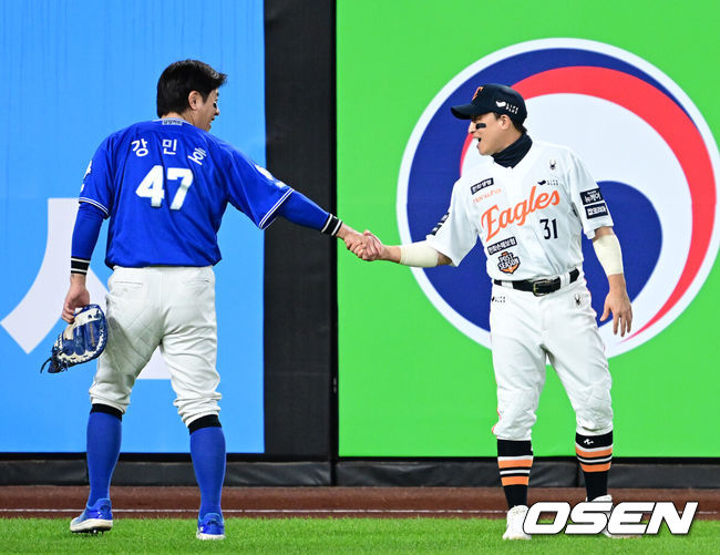[OSEN=대전, 최규한 기자] 24일 대전 한화생명볼파크에서 ‘2025 신한 SOL Bank KBO리그’ 포스트시즌 플레이오프 5차전 삼성 라이온즈와 한화 이글스의 경기가 열렸다.한화는 코디 폰세, 삼성은 최원태를 선발로 내세웠다.경기를 앞두고 한화 손아섭과 삼성 강민호가 인사를 나누고 있다. 2025.10.24 / dreamer@osen.co.kr