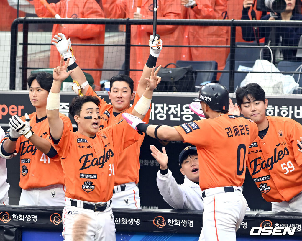 18일 오후 대전 한화생명볼파크에서 2025 신한 SOL Bank KBO리그 포스트시즌 플레이오프 1차전 한화 이글스와 삼성 라이온즈의 경기가 열렸다.한화는 폰세, 삼성은 가라비토를 선발 투수로 내세웠다.채은성의 안타때 홈을 밟은 리베라토를 손아섭이 반갑게 맞이하고 있다. 2025.10.18 /spjj@osen.co.kr