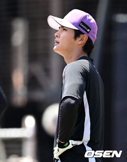 [OSEN=수원, 이대선 기자] 22일 오후 수원 KT위즈파크에서 2025 신한 SOL Bank KBO리그 KT 위즈와 NC 다이노스의 경기가 열렸다.KT는 쿠에바스, NC는 로건을 선발투수로 내세웠다경기에 앞서 KT 박민석이 훈련을 하고 있다. 2025.06.22 /sunday@osen.co.kr