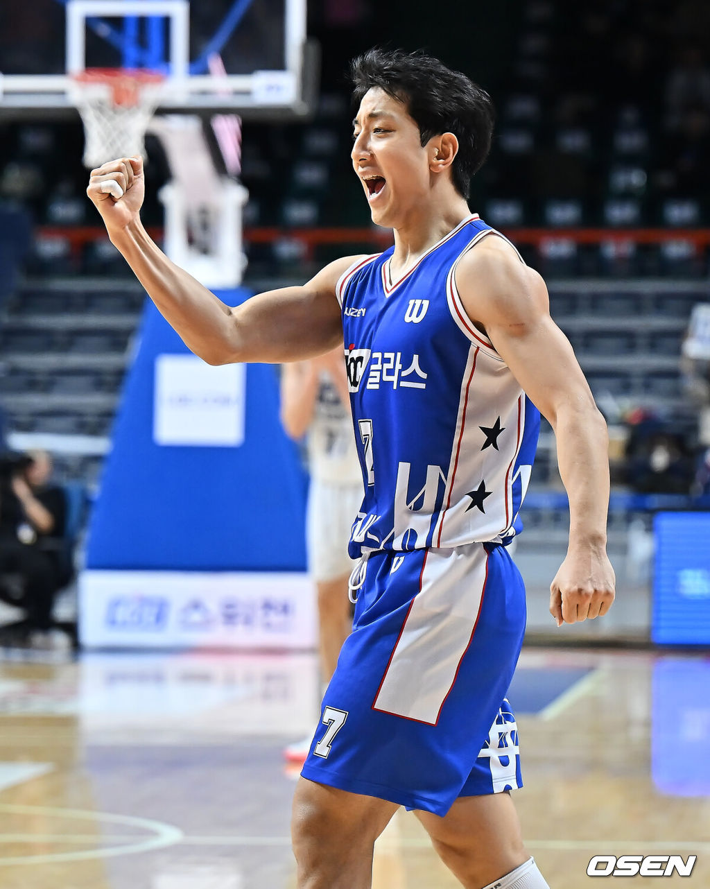 20일 부산 사직체육관에서 2025-2026 LG전자 프로농구 부산 KCC와 고양 소노의 경기가 열렸다.4연승의 상승세를 탄 KCC와 3연패 탈출을 노리는 소노가 서로 다른 목표를 안고 맞대결을 펼친다.부산 KCC 허훈이 나바로의 슛 성공에 환호하고 있다. 2025.12.20 / foto0307@osen.co.kr