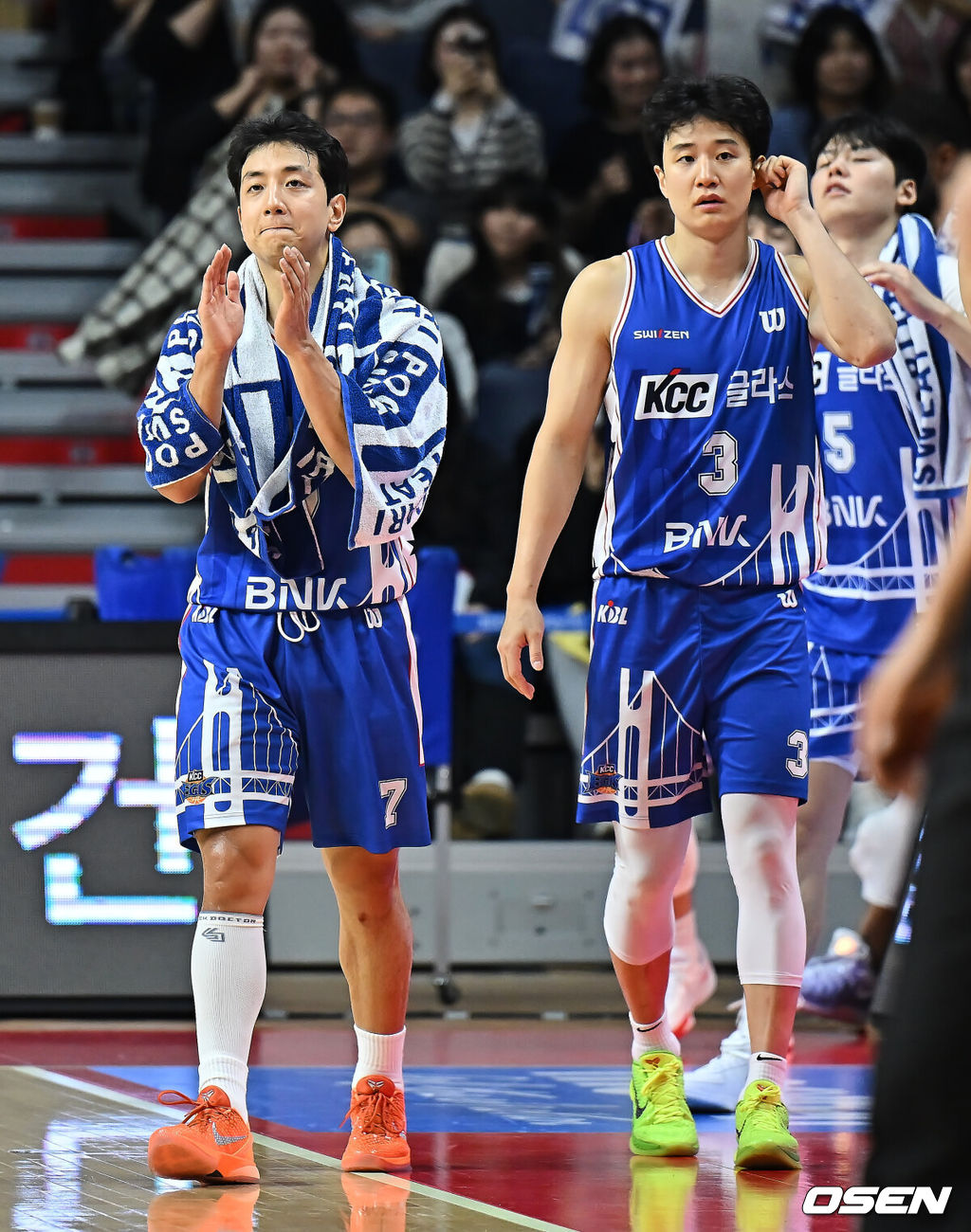 20일 부산 사직체육관에서 2025-2026 LG전자 프로농구 부산 KCC와 고양 소노의 경기가 열렸다.4연승의 상승세를 탄 KCC와 3연패 탈출을 노리는 소노가 서로 다른 목표를 안고 맞대결을 펼친다.부산 KCC 허훈과 허훈이 108-81로 승리한 후 기뻐하고 있다. 2025.12.20 / foto0307@osen.co.kr