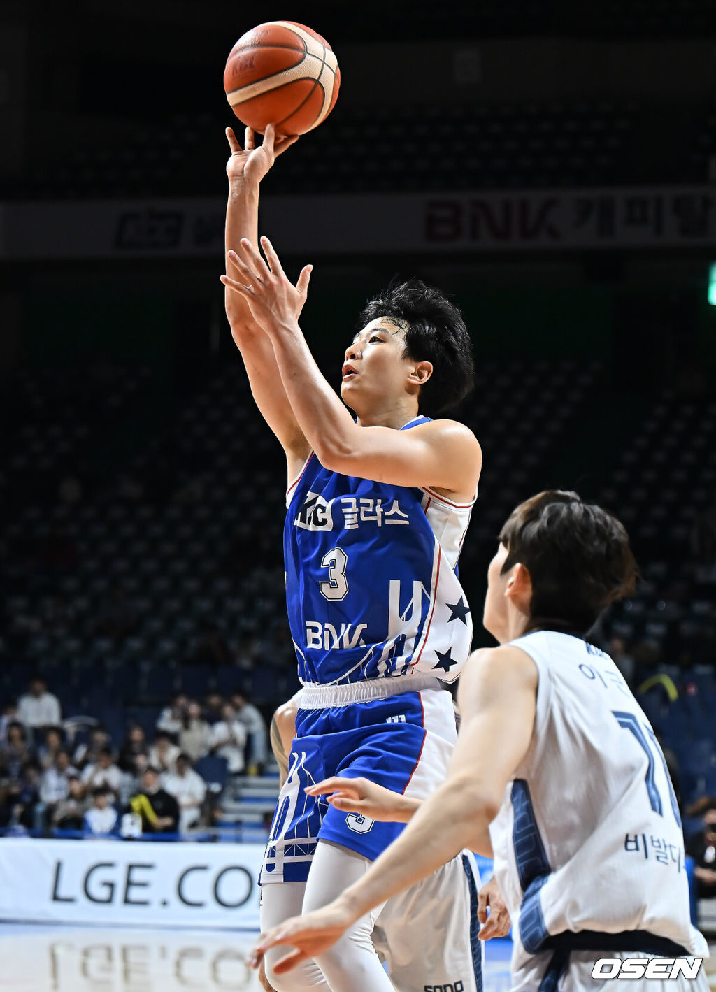 20일 부산 사직체육관에서 2025-2026 LG전자 프로농구 부산 KCC와 고양 소노의 경기가 열렸다.4연승의 상승세를 탄 KCC와 3연패 탈출을 노리는 소노가 서로 다른 목표를 안고 맞대결을 펼친다.부산 KCC 허웅이 고양 소노 이근준의 마크를 피해 골밑슛을 시도하고 있다. 2025.12.20 / foto0307@osen.co.kr