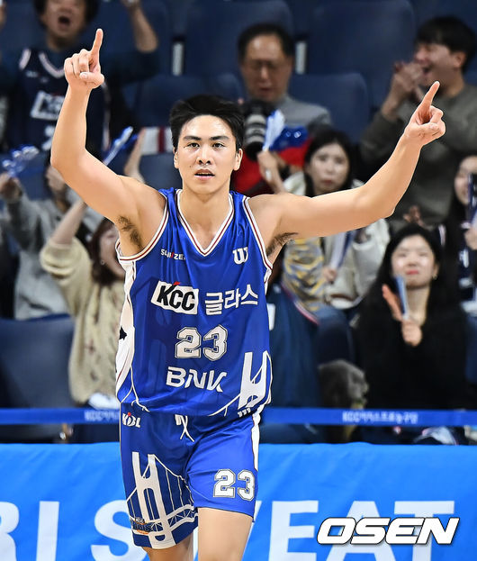 [OSEN=부산, 이석우 기자] 20일 부산 사직체육관에서 2025-2026 LG전자 프로농구 부산 KCC와 고양 소노의 경기가 열렸다.4연승의 상승세를 탄 KCC와 3연패 탈출을 노리는 소노가 서로 다른 목표를 안고 맞대결을 펼친다.부산 KCC 윌리엄 나바로가 골을 성공시키고 세리머니를 하고 있다. 2025.12.20 / foto0307@osen.co.kr