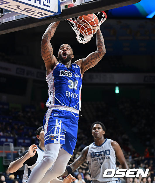[OSEN=부산, 이석우 기자] 20일 부산 사직체육관에서 2025-2026 LG전자 프로농구 부산 KCC와 고양 소노의 경기가 열렸다.4연승의 상승세를 탄 KCC와 3연패 탈출을 노리는 소노가 서로 다른 목표를 안고 맞대결을 펼친다.부산 KCC 숀롱이 덩크슛을 성공시키고 있다. 2025.12.20 / foto0307@osen.co.kr
