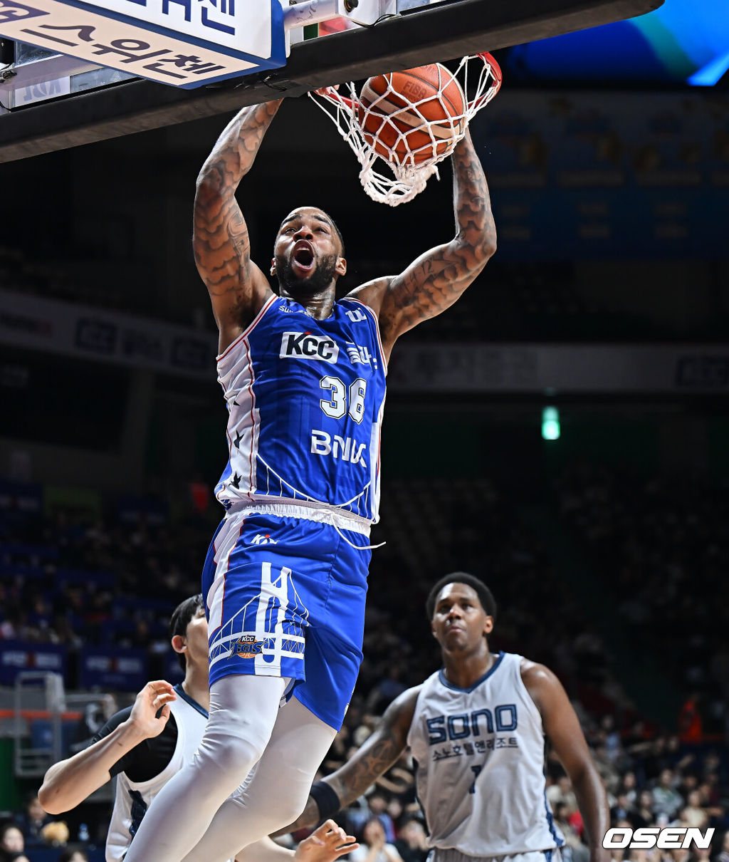 20일 부산 사직체육관에서 2025-2026 LG전자 프로농구 부산 KCC와 고양 소노의 경기가 열렸다.4연승의 상승세를 탄 KCC와 3연패 탈출을 노리는 소노가 서로 다른 목표를 안고 맞대결을 펼친다.부산 KCC 숀롱이 덩크슛을 성공시키고 있다. 2025.12.20 / foto0307@osen.co.kr