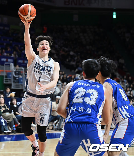 [OSEN=부산, 이석우 기자] 20일 부산 사직체육관에서 2025-2026 LG전자 프로농구 부산 KCC와 고양 소노의 경기가 열렸다.4연승의 상승세를 탄 KCC와 3연패 탈출을 노리는 소노가 서로 다른 목표를 안고 맞대결을 펼친다.고양 소노 이정현이 부산 KCC 윤기찬, 나바로의 마크를 피해 골밑슛을 시도하고 있다. 2025.12.20 / foto0307@osen.co.kr