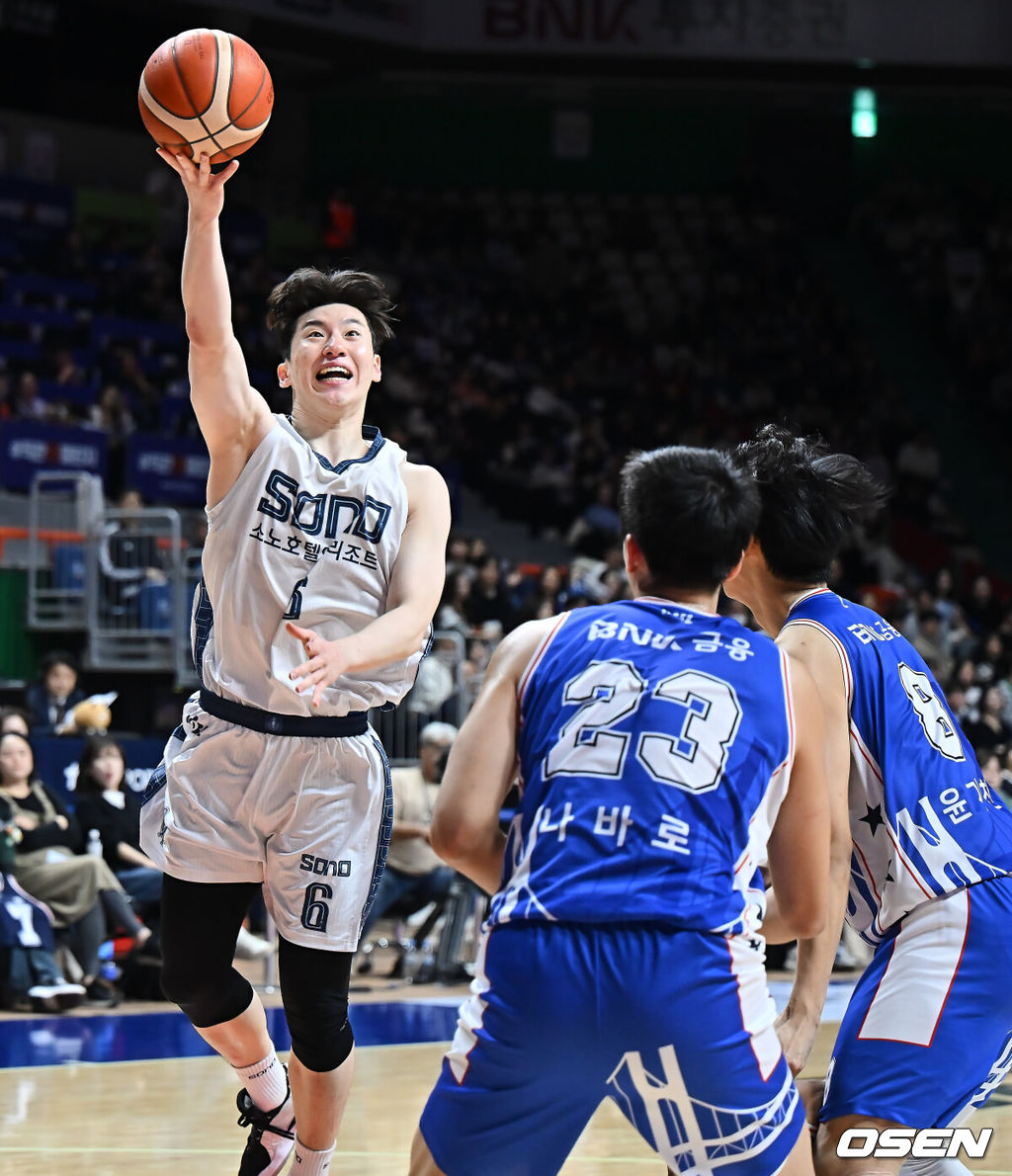 20일 부산 사직체육관에서 2025-2026 LG전자 프로농구 부산 KCC와 고양 소노의 경기가 열렸다.4연승의 상승세를 탄 KCC와 3연패 탈출을 노리는 소노가 서로 다른 목표를 안고 맞대결을 펼친다.고양 소노 이정현이 부산 KCC 윤기찬, 나바로의 마크를 피해 골밑슛을 시도하고 있다. 2025.12.20 / foto0307@osen.co.kr