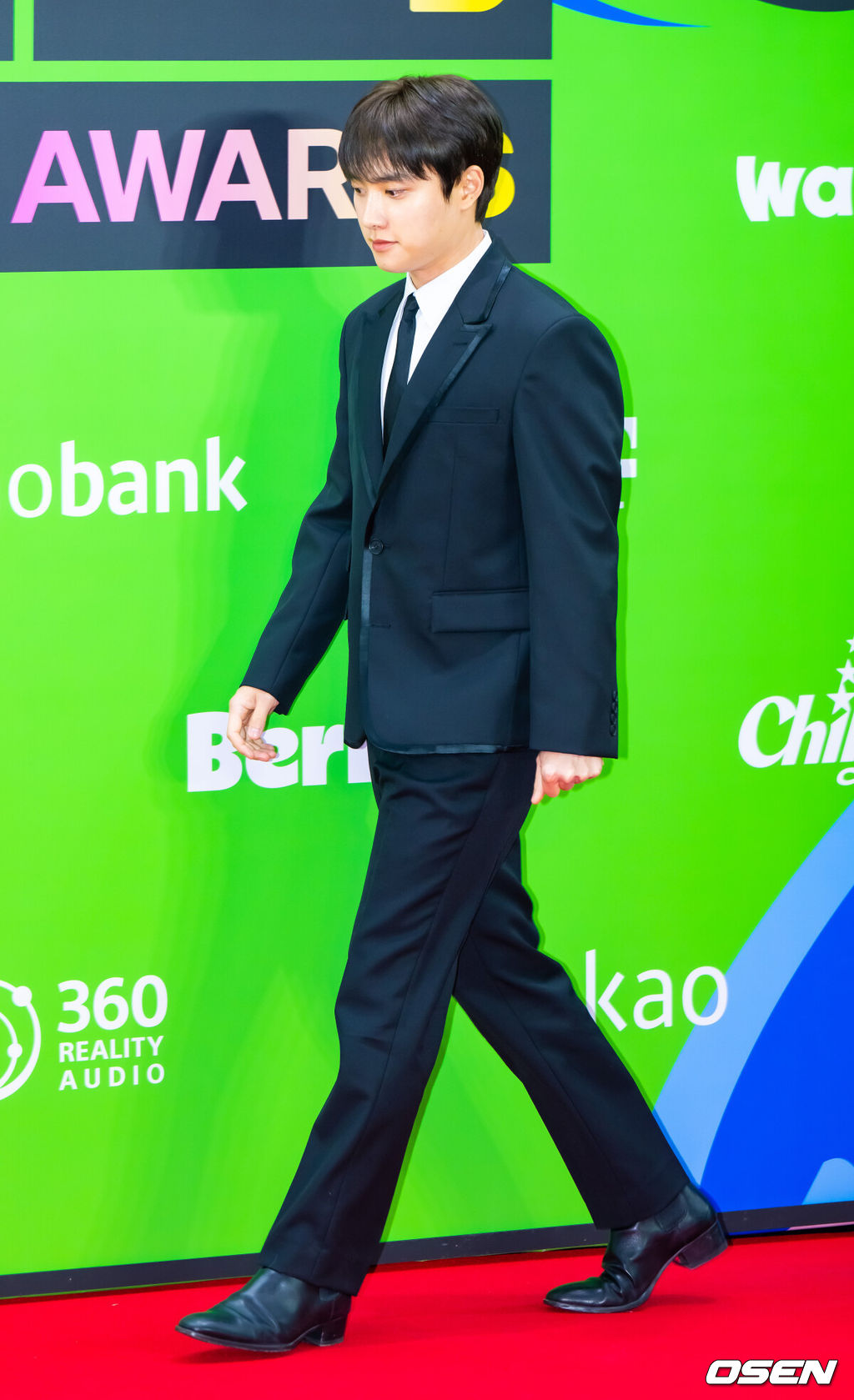 2025 멜론뮤직어워드(MMA2025)가 20일 오후 서울 고척스카이돔에서 진행됐다. <br /><br />이날 행사에는 지드래곤(G-DRAGON), 박재범, 10CM, 지코, 엑소(EXO), 우즈(WOODZ), 제니(JENNIE), 에스파(aespa), 아이브(IVE), 한로로, 보이넥스트도어(BOYNEXTDOOR), 라이즈(RIIZE), 플레이 브(PLAVE), 엔시티 위시(NCT WISH), 아일릿(ILLIT), 하츠투하츠(Hearts2Hearts), 키키(Kiki), 올데 이 프로젝트(ALLDAY PROJECT), 아이딧(IDID), 알파드라이브원(ALPHA DRIVE ONE) 등 초호화 아티스트 라인업으로 꾸려졌다. <br /><br />그룹 엑소 도경수가 입장하고 있다 2025.12.20 / soul1014@osen.co.kr<br />