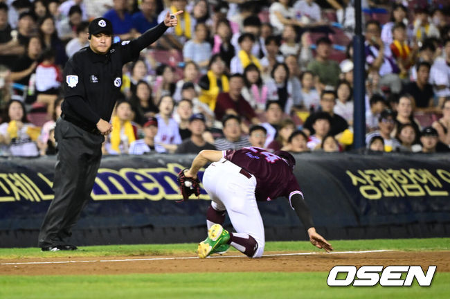 [OSEN=잠실, 조은정 기자]29일 오후 서울 잠실구장에서 ‘2025 신한 SOL Bank KBO리그’ LG 트윈스와 키움 히어로즈의 경기가 열렸다.홈팀 LG는 임찬규, 방문팀 키움은 정현우를 선발로 내세웠다.8회말 1사 키움 송성문이 LG 박동원의 3루수 땅볼을 포구하고 있다.  2025.08.29 /cej@osen.co.kr
