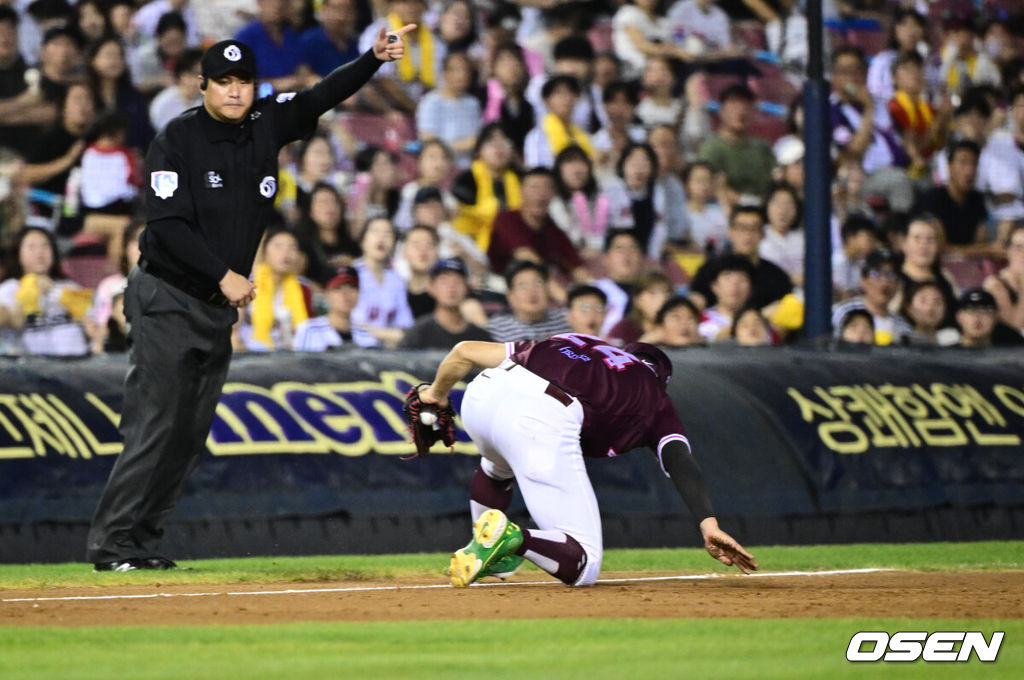 29일 오후 서울 잠실구장에서 ‘2025 신한 SOL Bank KBO리그’ LG 트윈스와 키움 히어로즈의 경기가 열렸다.홈팀 LG는 임찬규, 방문팀 키움은 정현우를 선발로 내세웠다.8회말 1사 키움 송성문이 LG 박동원의 3루수 땅볼을 포구하고 있다.  2025.08.29 /cej@osen.co.kr