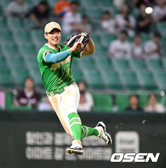 [OSEN=인천, 이대선 기자] 14일 오후 인천 SSG랜더스필드에서 2025 신한 SOL Bank KBO리그 SSG 랜더스와 키움 히어로즈의 경기가 열렸다.SSG는 문승원, 키움은 알칸타라를 선발 투수로 내세웠다.5회말 2사 3루에서 키움 송성문이 SSG 김성현의 번트 타구를 잡아 아웃처리하고 있다.  2025.08.14 /sunday@osen.co.kr