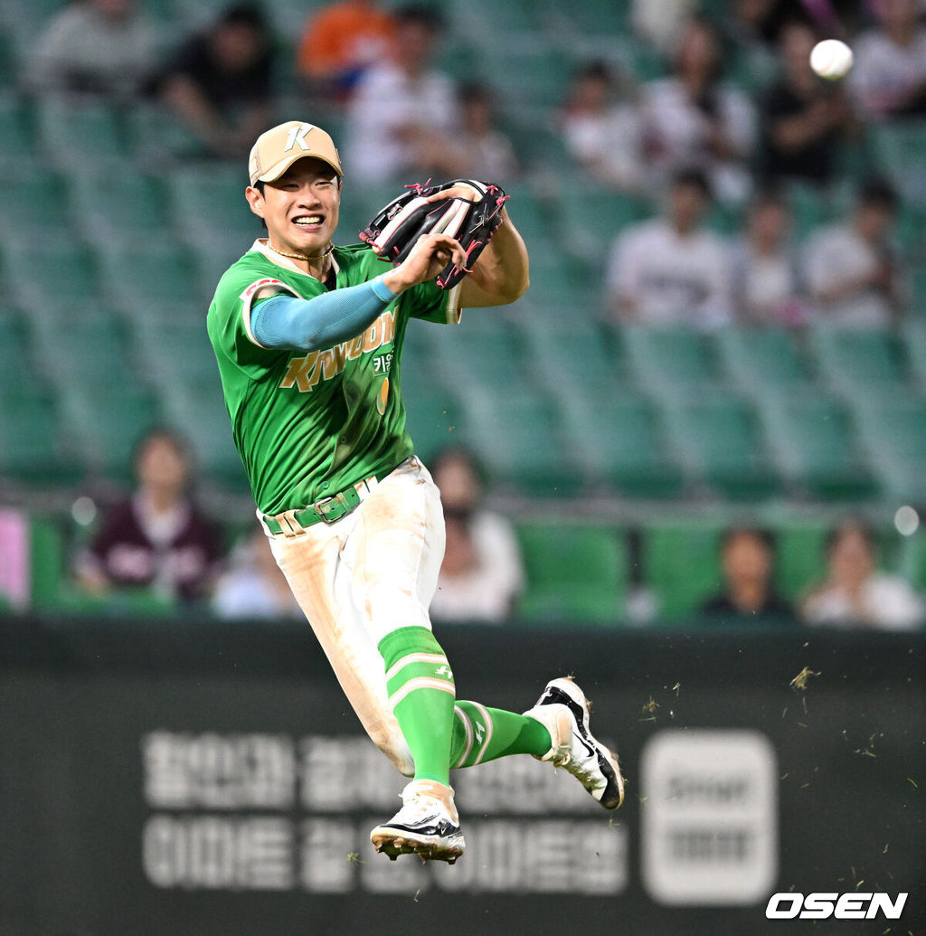 14일 오후 인천 SSG랜더스필드에서 2025 신한 SOL Bank KBO리그 SSG 랜더스와 키움 히어로즈의 경기가 열렸다.SSG는 문승원, 키움은 알칸타라를 선발 투수로 내세웠다.5회말 2사 3루에서 키움 송성문이 SSG 김성현의 번트 타구를 잡아 아웃처리하고 있다.  2025.08.14 /sunday@osen.co.kr