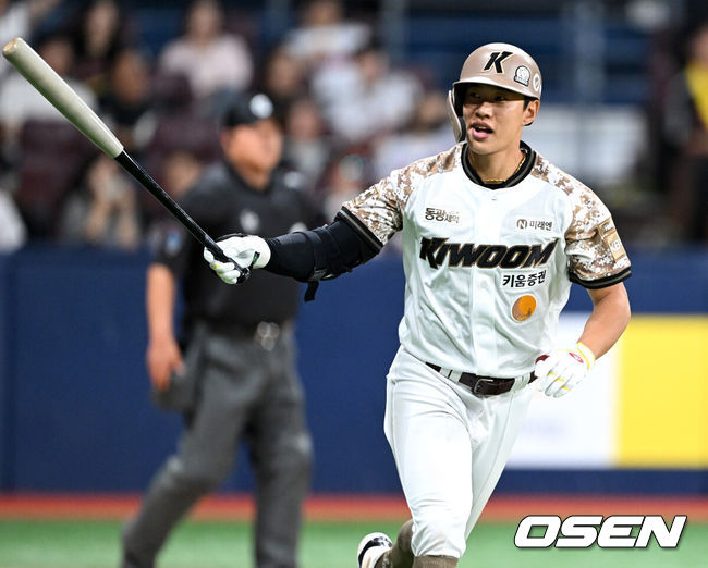 [OSEN=고척, 이대선 기자] 프로야구 키움 히어로즈가 극적인 끝내기 승리로 3연승을 질주했다.&nbsp;키움은 6일 서울 고척스카이돔에서 열린 ‘2025 신한은행 SOL Bank KBO리그’은 LG 트윈스와의 경기에서 2-1로 승리했다. 10회말 끝내기 홈런을 기록한 키움 송성문이 환호하고 있다. 2025.06.06 /sunday@osen.co.kr