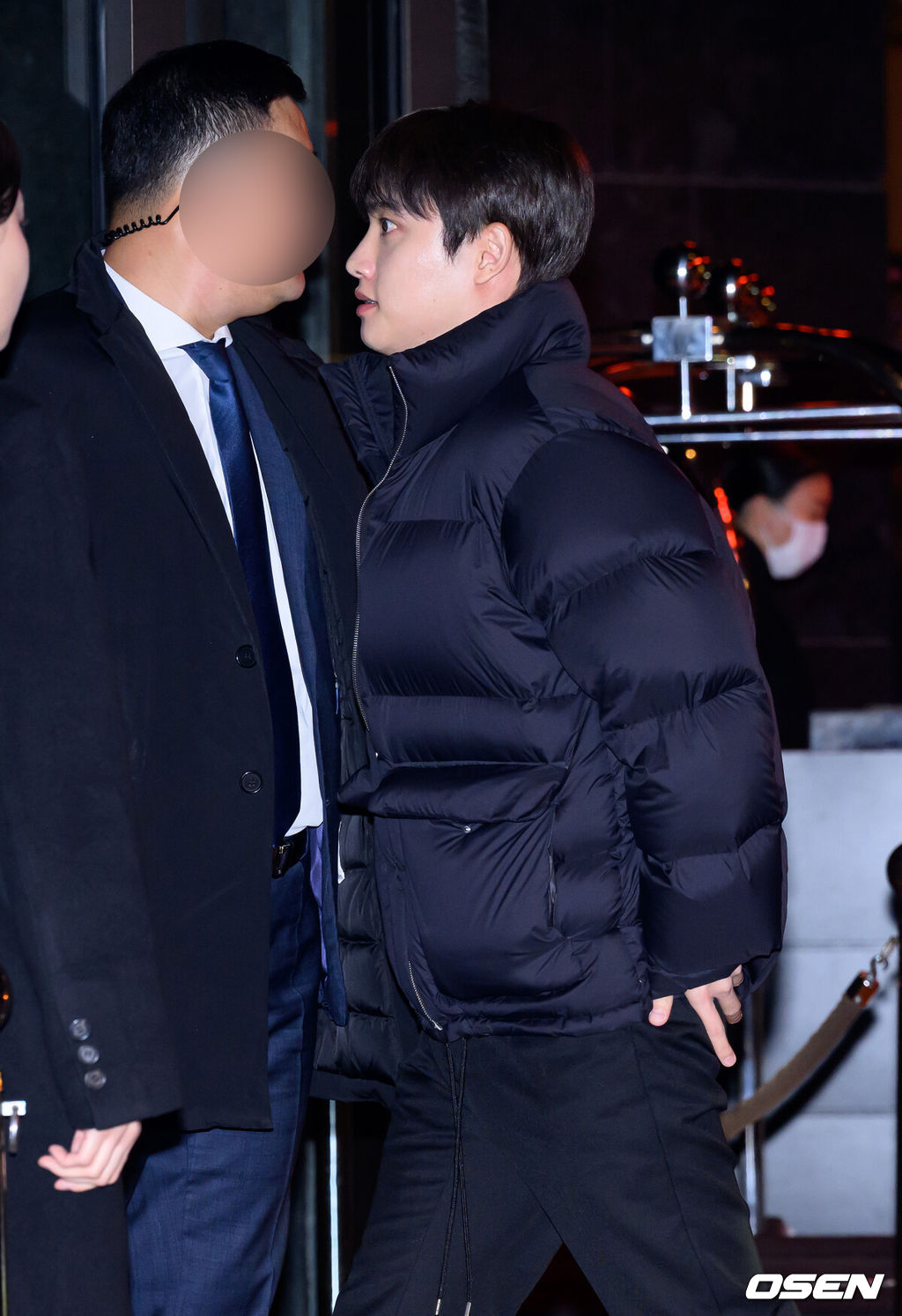 배우 신민아와 김우빈이 20일 오후 서울 중구 신라호텔에서 비공개 결혼식을 올렸다.5살 연상연하 커플인 김우빈과 신민아는 2014년 한 의류 브랜드 광고 모델로 만나 연인으로 발전했다. 두 사람은 이듬해 7월 열애를 인정한 뒤 10년째 공개 연애를 이어왔다.배우 도경수가 결혼식에 참석하고 있다. 2025.12.20 /sunday@osen.co.kr