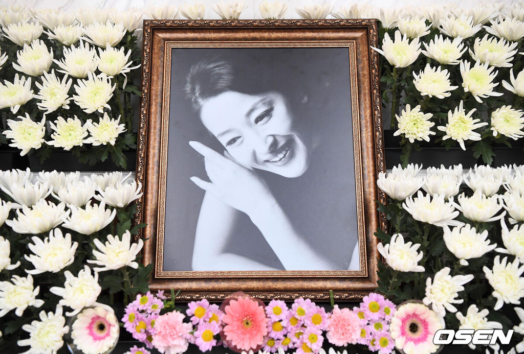 [OSEN=사진팀] 한국 연극계의 대표적인 배우이자 ‘1세대 연극스타’로 불린 윤석화가 뇌종양 투병 끝에 별세했다. 향년 69세.1956년 서울에서 태어난 윤석화는 1975년 연극 ‘꿀맛’으로 데뷔하며 연극계에 이름을 알렸다. 이후 ‘신의 아그네스’, ‘햄릿’, ‘딸에게 보내는 편지’ 등 다수의 작품에서 뛰어난 연기력으로 관객들의 사랑을 받으며 한국 연극계의 상징적인 배우로 자리매김했다.고인은 2022년 7월 연극 ‘햄릿’ 출연을 끝으로, 같은 해 10월 악성 뇌종양 수술을 받으며 투병을 시작했다. 이후 투병 사실을 직접 공개한 윤석화는 2023년 LG아트센터 서울에서 열린 연극 ‘토카타’에 약 5분간 우정 출연하며 무대에 대한 깊은 애정을 드러내기도 했다. 이 무대가 그의 마지막 공식 활동으로 남았다.서울 신촌세브란스병원 장례식장에서 마련된 故 윤석화의 빈소. 2025.12.19 /photo@osen.co.kr<사진=사진공동취재단>