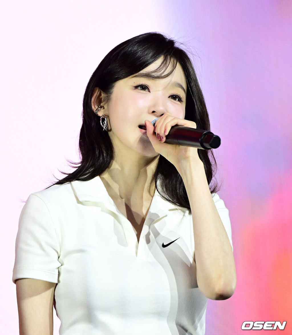 7,000명의 여성 러너들과 함께하는 ‘애프터 다크 투어 서울 10K(AFTER DARK TOUR SEOUL 10K’ 행사가 10일 오후 서울 여의도에서 개최됐다.‘나이키 애프터 다크 투어(After Dark Tour)’는 짜릿한 분위기, 목표 달성을 통한 성취감 그리고 러닝 스타일이 하나로 어우러진 축제의 장으로, 여성 러너들이 하나 된 공동체로 자신감을 고취할 수 있도록 기획됐다. 레이스 종료 후에는 미야오, 다비치, 크러쉬의 축하 퍼포먼스, 셀레브레이션 ‘드론 쇼’ 포함한 애프터 파티가 펼쳐졌다.다비치 강민경이 애프터파티 무대를 선보이고 있다. 2025.05.10 /jpnews@osen.co.kr