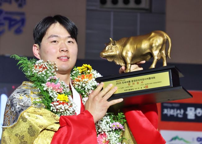 박민교는 19일 경북 문경시 문경실내체육관에서 열린 ‘위더스제약 2025 민속씨름 문경오미자장사씨름대회’ 한라급(105kg 이하) 장사 결정전(5전3선승제)에서 황재원(태안군청)를 3-0으로 꺾고 우승을 차지했다. / 대한씨름협회
