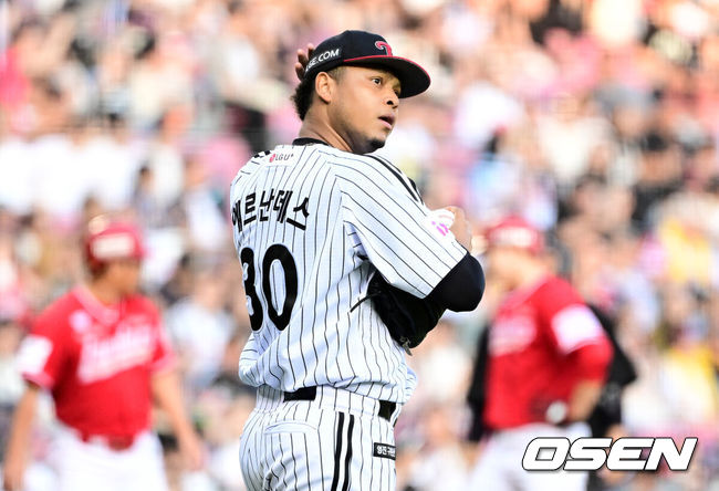 [OSEN=잠실, 지형준 기자] 11일 오후 서울 잠실구장에서 ‘2025 신한 SOL Bank KBO리그’ LG 트윈스와 SSG 랜더스의 경기가 열렸다.LG는 에르난데스, SSG는 화이트를 선발로 내세웠다2회초 2사 2,3루에서 LG 에르난데스가 SSG 정준재에 선제 1타점 적시타를 허용하며 아쉬워하고 있다. 2025.06.11 /jpnews@osen.co.kr